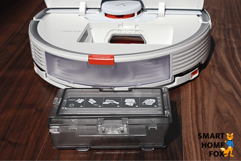 Der Staubbehälter des Roborock S7 steht auf dem Boden.